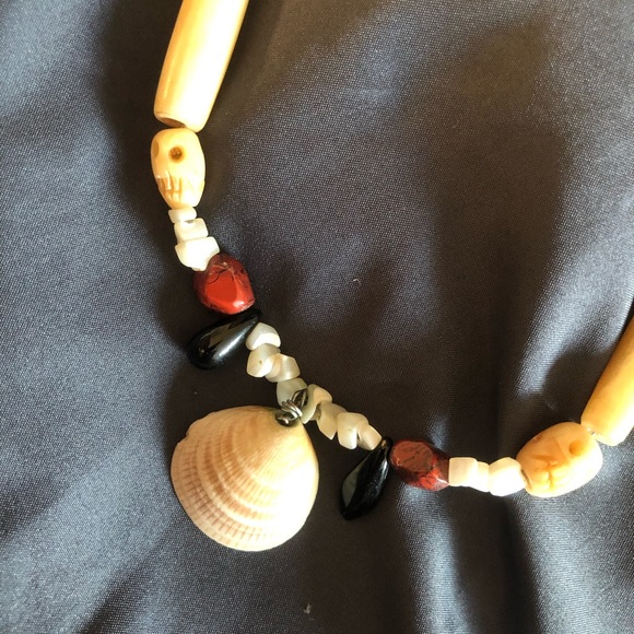 Shell/Bead Necklace - Picture 5 of 7